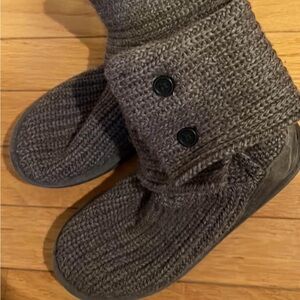Uggs girls gray knit button Cardy boots size 2